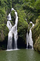 Fototapeta na wymiar Waterfall in a lush rainforest.
