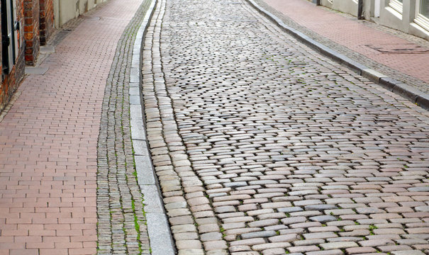 Alte Stra&szlig;e mit Kopfsteinpflaster in der Altstadt
