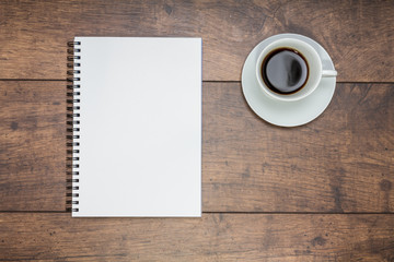 Obraz na płótnie Canvas Notizblock und frischer Kaffee auf einem Holztisch