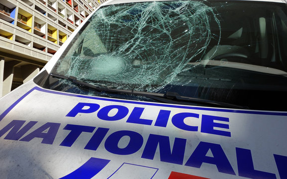 Voiture de Police au pare-brise cass&eacute;
