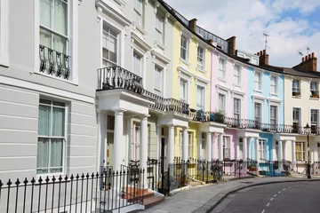 Selbstklebende Fototapeten Bunte Londoner Häuser in Primrose Hill, englische Architektur © andersphoto