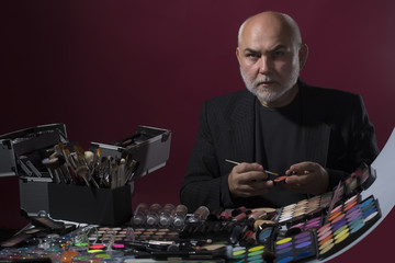 Pro visagiste with set