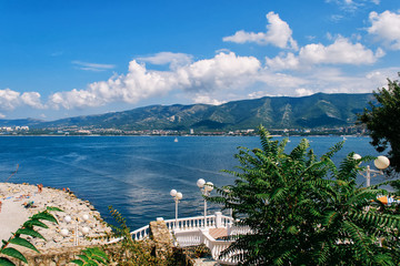 Naklejka premium Sea under the blue sky on background of mountains