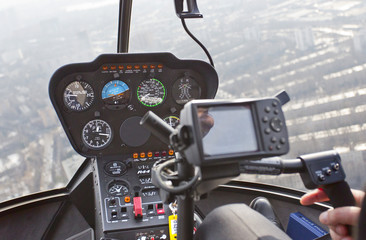В кабине вертолета, приборы, управление
