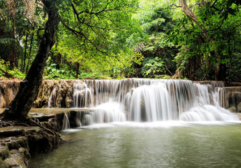 Obraz premium Waterfall in rain forest (Huay Mae Kamin Waterfall, Kanchanabur