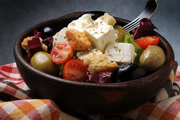 σαλάτα με φέτα και ελιές салат с сыром фета и оливками...