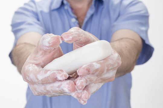 Lavado de manos con barra de jabón antibacterial.