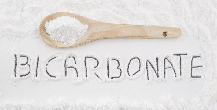 Bicarbonato de sodio sobre textura de madera r&uacute;stica