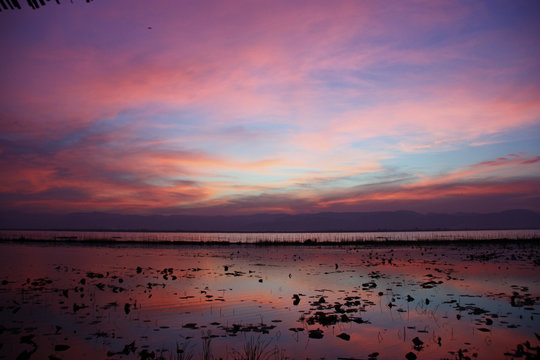 Birmanie, coucher de soleil sur le lac Inle