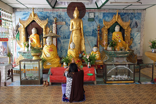 Birmanie, pri&egrave;re dans un temple bouddhiste &agrave; Rangoon