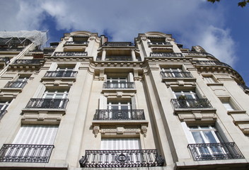Fototapeta premium Façade d'immeuble ancien à Paris
