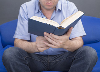 Hombre maduro leyendo la biblia.