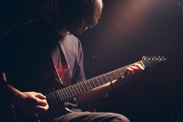 Obraz na płótnie Canvas young guitarist