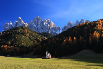 Fototapeta na wymiar Autunno nelle Dolomiti, val di Funes, Alto Adige Sud Tirol