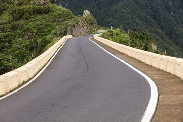 Straße im Teno-Gebirge (Teneriffa / Spanien)
