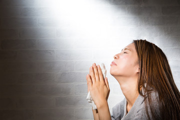 祈る女性