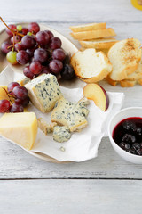 roquefort cheese with jam and grapes