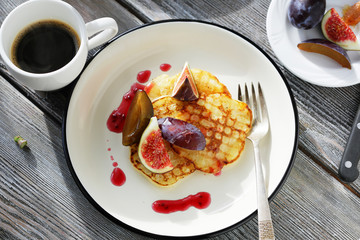 pancakes with figs and coffee