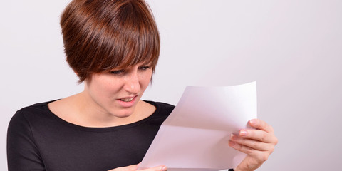 Frau beim Brief lesen