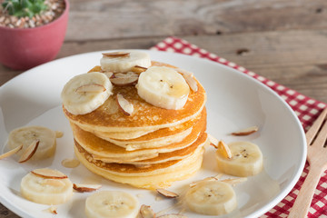 Obraz na płótnie Canvas Pancakes with bananas almond and caramel sauce. selective focus.