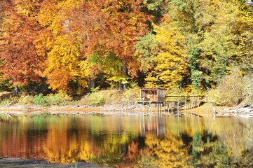Fototapeta premium Herbst an einem See mit Fischerhütten