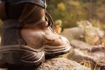 Wanderschuh auf Stein beim Wandern