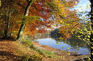 Herbst an einem See mit Fischerhütten