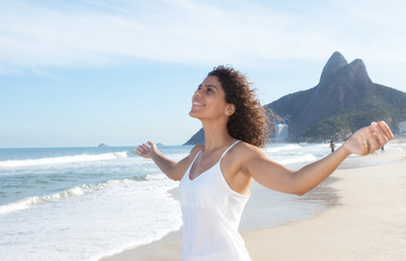 Fototapeta na wymiar Frau aus Südamerika entspannt am Strand von Rio de Janeiro