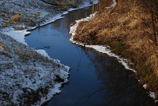 meanderend water in het ijs