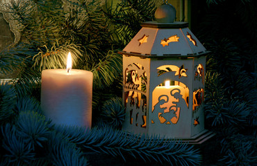 Christmas background - Laterne mit Krippe, Kerze und Tannenzweigen