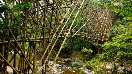 kompliziert Bambus-Hängebrücke in West-Java beim Stamm der Baduy