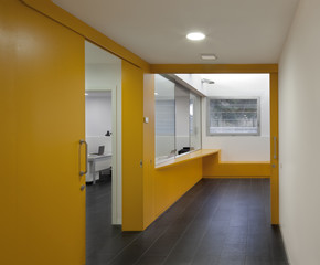 Entry office with an information desk in the background