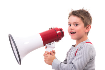 Kleiner Junge spricht ins Megafon