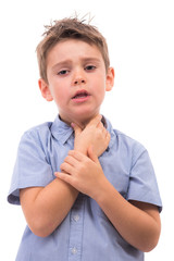Kleiner Junge mit Halsschmerzen