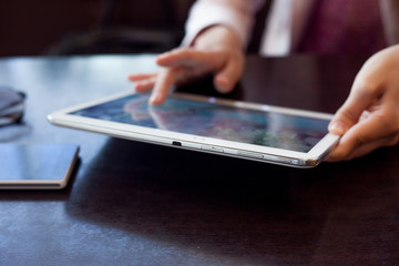 girl works on the digital tablet, a small depth of field, soft focus