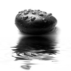 galets noir sous la pluie