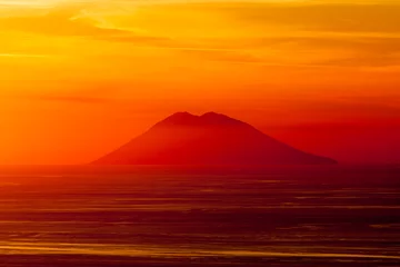Schilderijen op glas Stromboli volcano at sunset © DoctorJools
