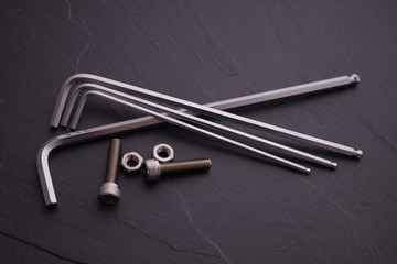 ヘキサゴンレンチとキャップボルト