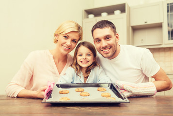 Obraz premium happy family making cookies at home