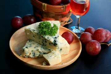 blue cheese with red grape
