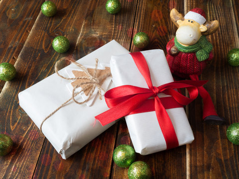 Weihnachtselch mit Geschenken