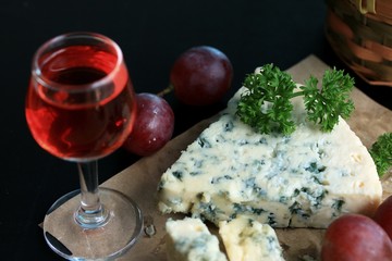 blue cheese with red grape