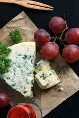 blue cheese with red grape