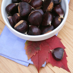 ciotola di castagne o marroni su tavolo di legno