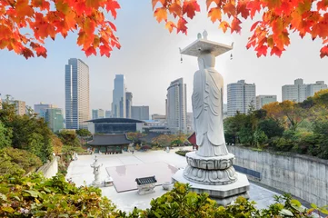 Papier Peint photo Lavable Bouddha Temple Bongeunsa en automne feuilles rouges Séoul, Corée.