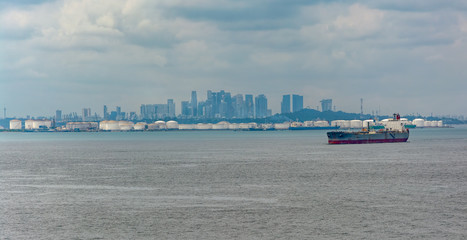 Obraz premium Tanker in front of an oil storage terminal