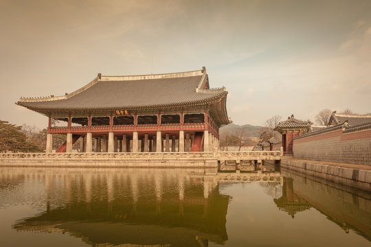 Gyeonghoeru Pavilion, Gyeongbokgung Palace in Seoul, Korea vinta