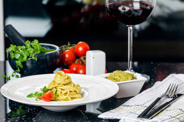 pasta spaghetti with pesto