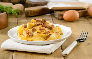 Pappardelle con ragù di lepre, pasta tipica italiana, fuoco selettivo