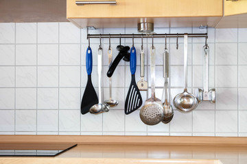 Küchenutensilien zum Kochen und Backen